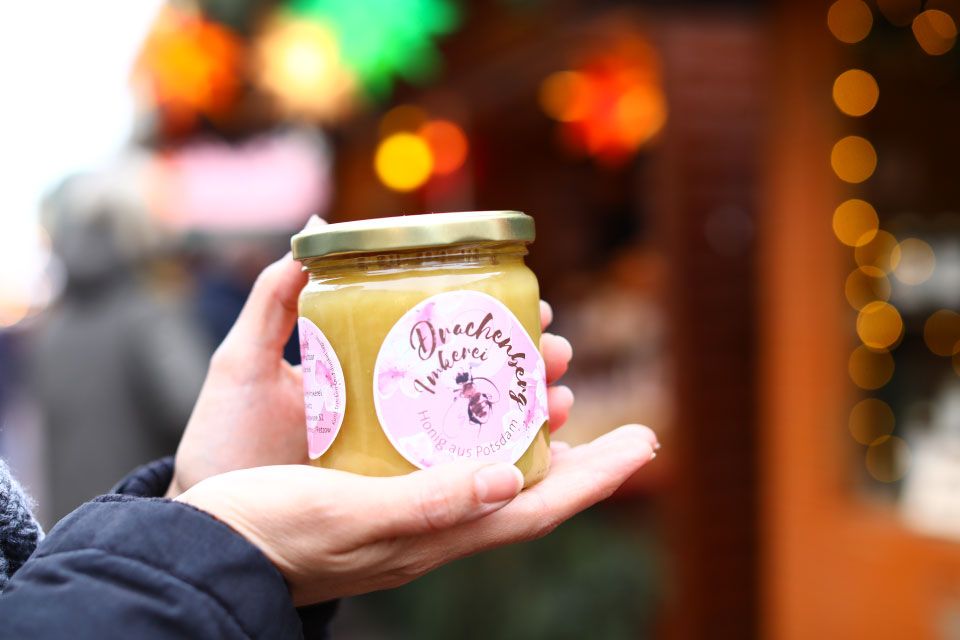 Verkauf der Honigprodukte der Drachenberg Imkerei auf regionalen Märkten